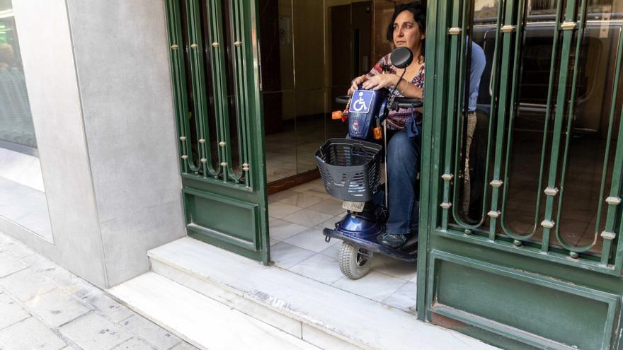 Encerrada en su edificio de Alicante por sus propios vecinos