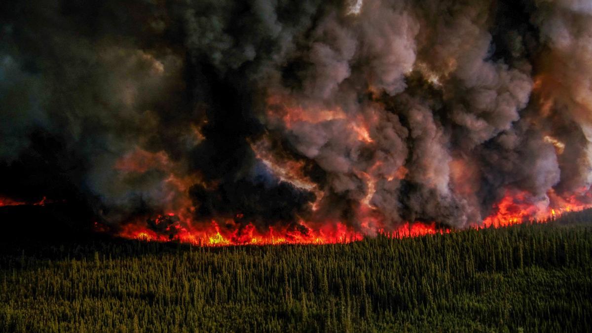 Columnas de humo se elevan de un incendio controlado por los bomberos que abordan el fuego del complejo Donnie Creek, al sur de Fort Nelson, en la Columbia Británica, Canadá, el 3 de junio.