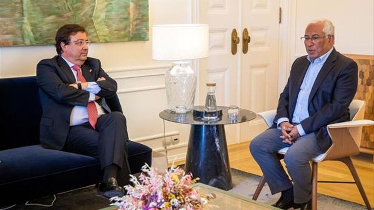 El primer ministro de Portugal, Antonio Costa, y el presidente de la Junta de Extremadura, Guillermo Fernández Vara, durante su reunión este lunes en el Palacio de São Bento, Lisboa.