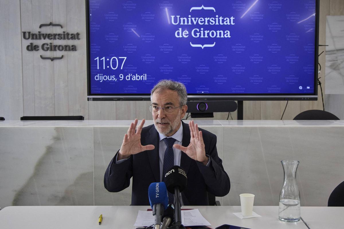 El rector de la UdG, Josep Calbó, durant la roda de premsa d'aquest dijous.