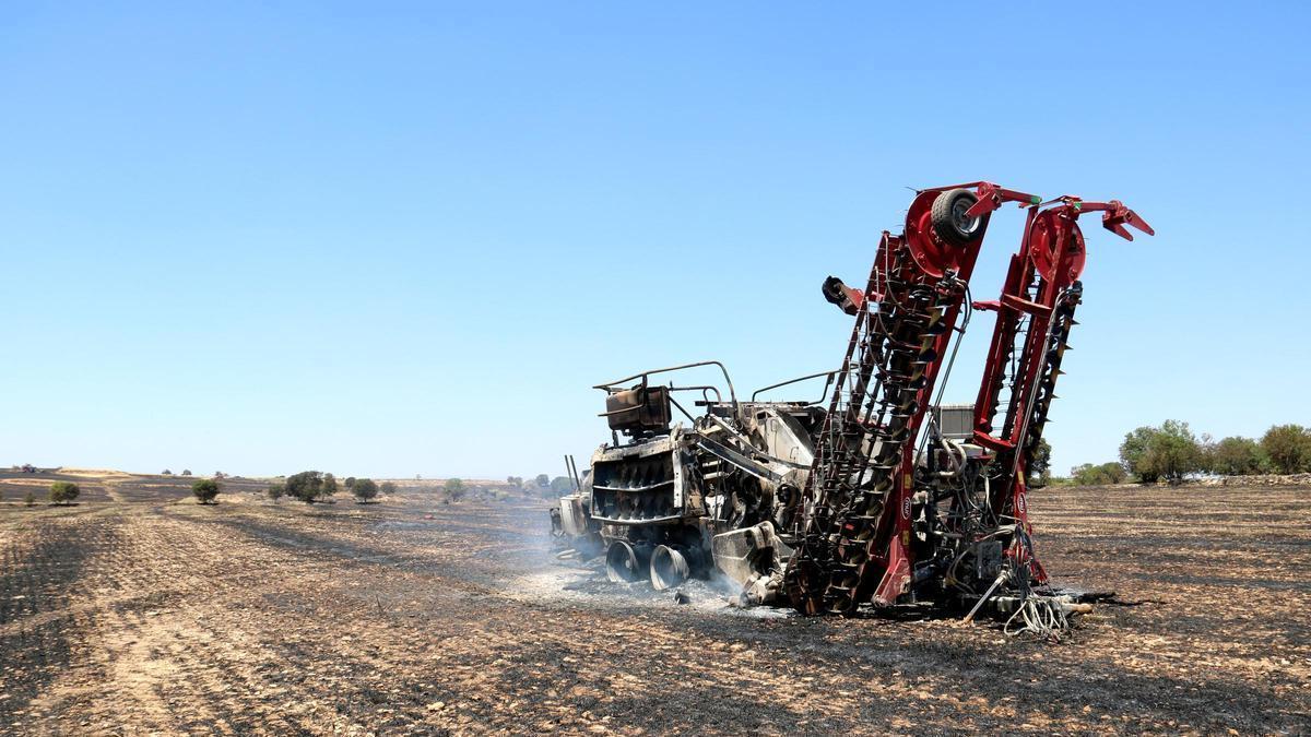 Restes d'una màquina agrícola cremada per l'incendi de Santa Maria de Montmagastrell