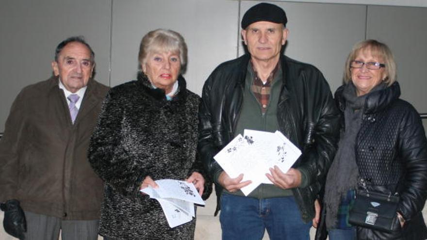 A l´esquerra, Montserrat Clotet, Josep Soler i la seva germana, Felisa Soler, amb les cartes, i Pere Vilarasau.