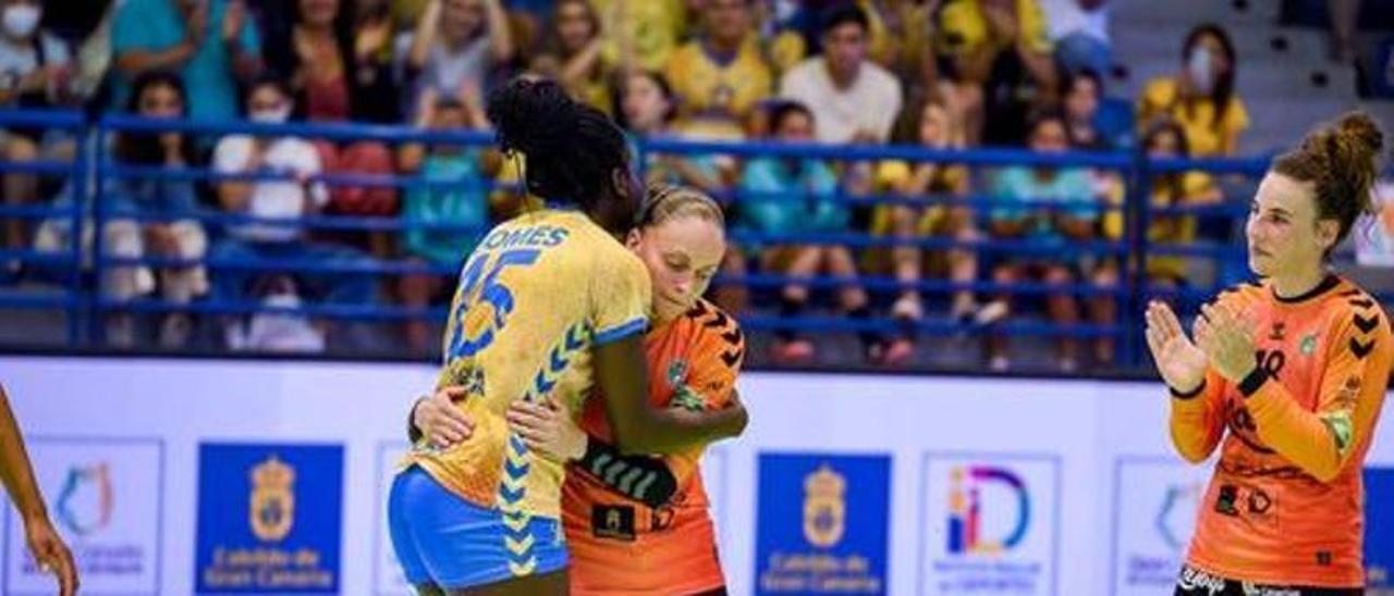 María Gomes abraza a su compañera Silvia Navarro ante la mirada atenta de Ana Belén Palomino