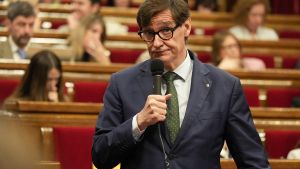 El president de la Generalitat, Salvador Illa, este miércoles en la sesión de control en el Parlament