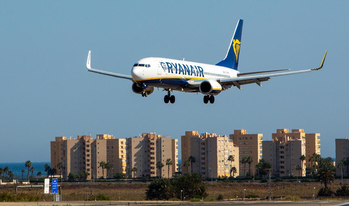 Un avión de Ryanair aterrizando en el aeropuerto Alicante-Elche.