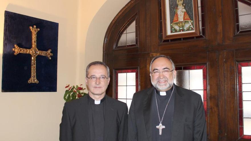 Antonio Nistal con el arzobispo de Oviedo, Jesús Sanz Montes