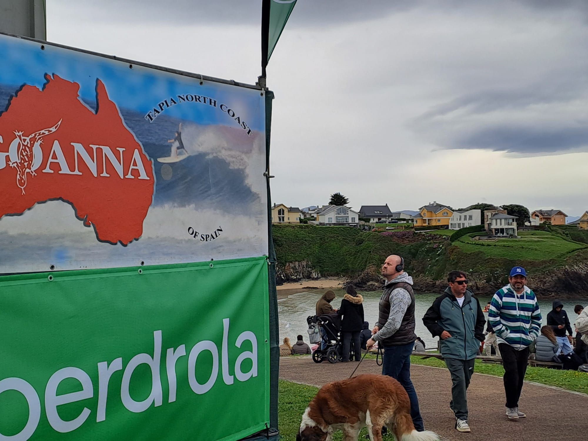 En imágenes: El ambiente surfista toma la playa de Tapia este puente