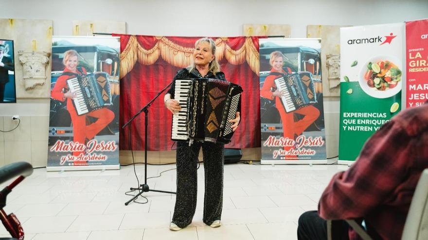 María Jesús y su Acordeón devuelve la música a las residenci