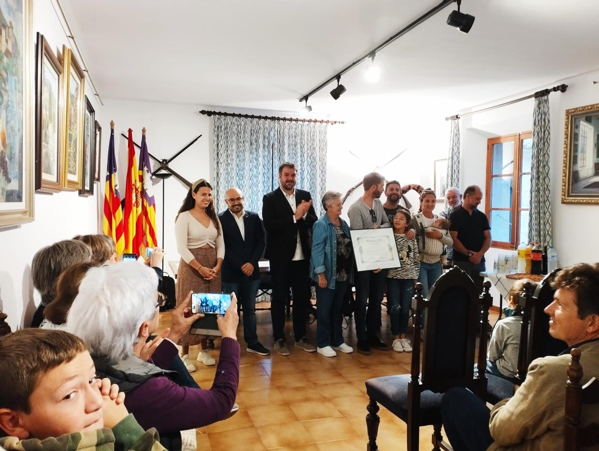 El ayuntamiento otorga la Medalla de Oro de Deià a Joan Horrach