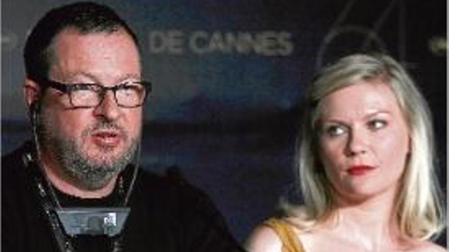 El director Lars Von Trier acompanyat per l&#039;actriu Kristen Dunst.