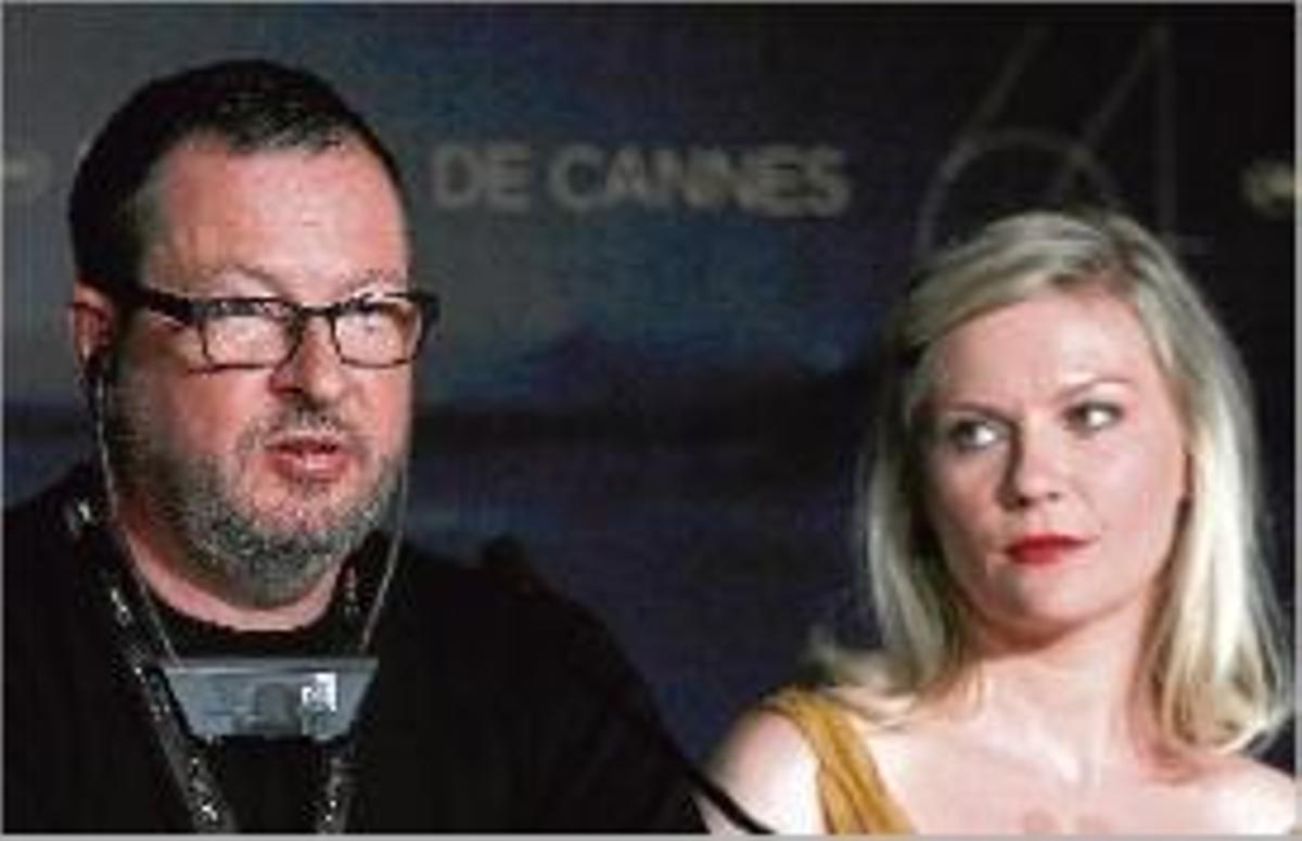 El director Lars Von Trier acompanyat per l'actriu Kristen Dunst.