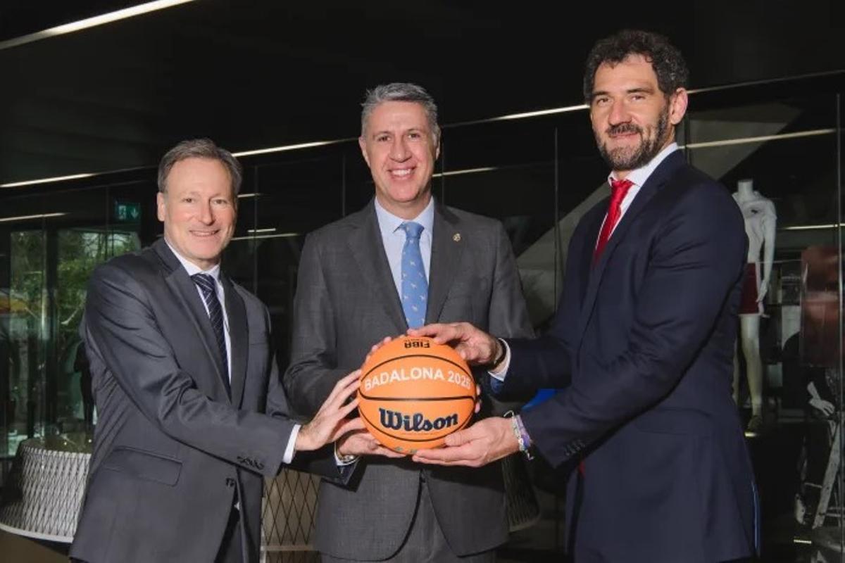 Albiol firmó el acuerdo con el CEO de la Champions League y el presidente de FIBA Europa, Jorge Garbajosa