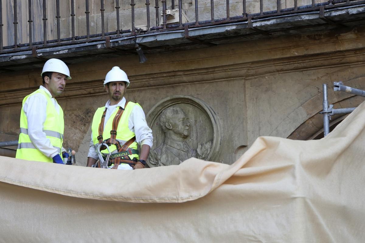 GRA015  SALAMANCA  09 06 2017 - Dos operarios antes de proceder hoy a la retirada de la efigie de Francisco Franco  grabada en uno de los medallones artisticos que decoran los espacios existentes entre los ochenta y ocho arcos de la Plaza Mayor de Salamanca  en cumplimiento con la Ley de Memoria Historica  EFE J M  Garcia