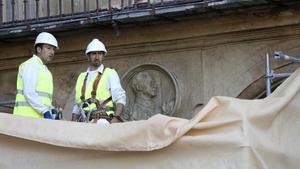 GRA015  SALAMANCA  09 06 2017 - Dos operarios antes de proceder hoy a la retirada de la efigie de Francisco Franco  grabada en uno de los medallones artisticos que decoran los espacios existentes entre los ochenta y ocho arcos de la Plaza Mayor de Salamanca  en cumplimiento con la Ley de Memoria Historica  EFE J M  Garcia