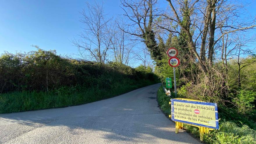 Olot restringeix la circulació rodada a la carretera de les Feixes