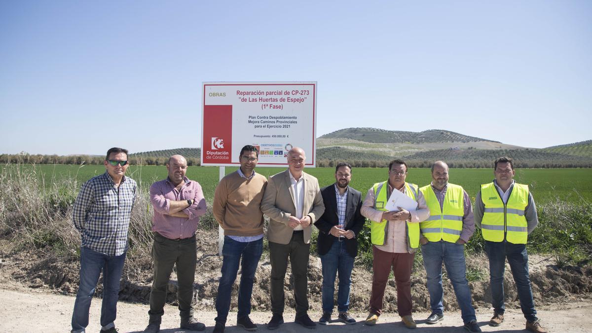 Autoridades, agricultores y técnicos, en el camino de las Huertas de Espejo.