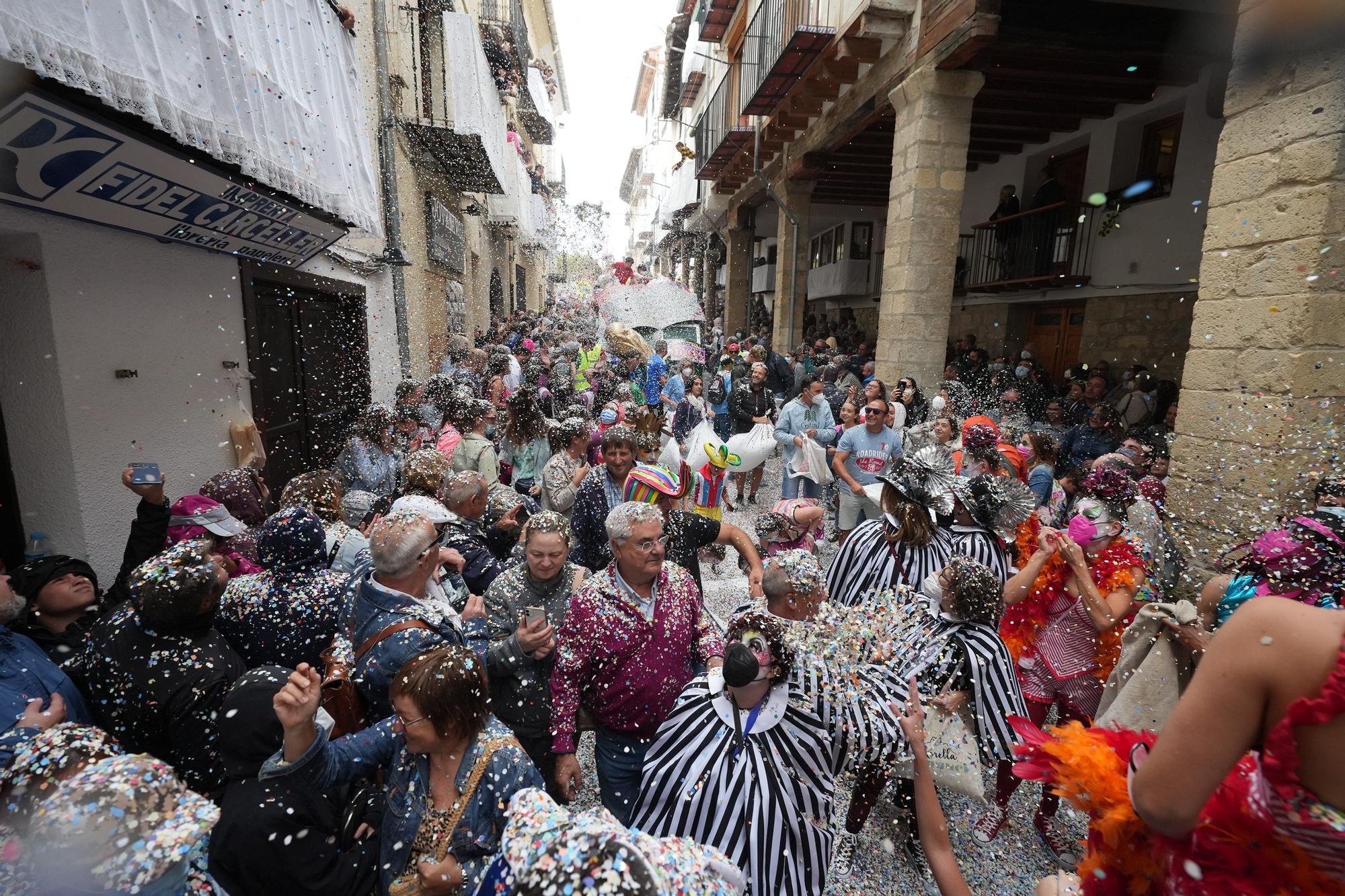 Búscate en el desfile de carrozas y disfraces de l'Anunci de Morella