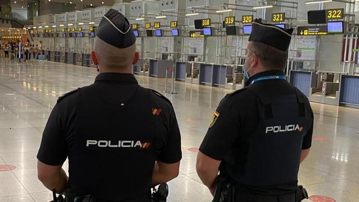 Policías nacionales en un aeropuerto.