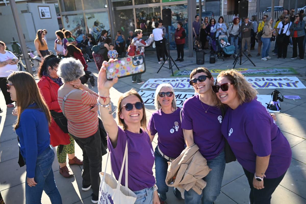 Así ha sido la protesta de 24 colectivos en Elche contra la moción antiaborto de Vox apoyada por PP Así ha sido la protesta de 24 colectivos en Elche contra la moción antiaborto de Vox apoyada por PP