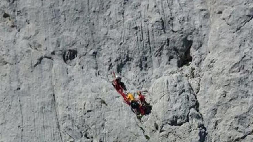 Un montañero resulta herido de consideración tras una caída en el Picu Urriellu