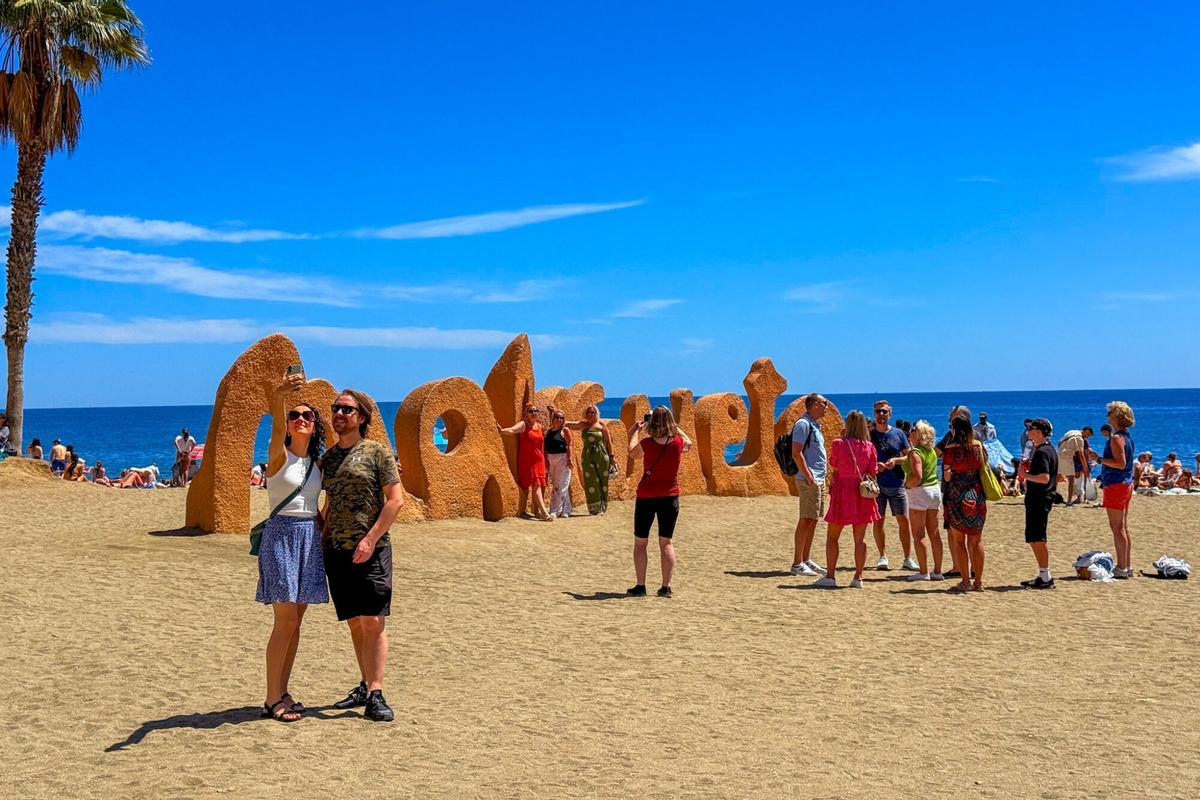 La playa de la Malagueta se llena de gente por el aumento de temperaturas este mes de abril La playa de la Malagueta se llena de gente por el aumento de temperaturas este mes de abril