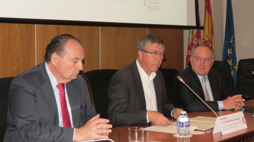 El conseller Climent, acompañado por Santiago Salvador y José Vicente Morata, durante la clausura.