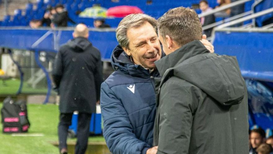 Felipe Miñambres saluda al entrenador del Oviedo, antes de dar inicio el partido. | LALIGA