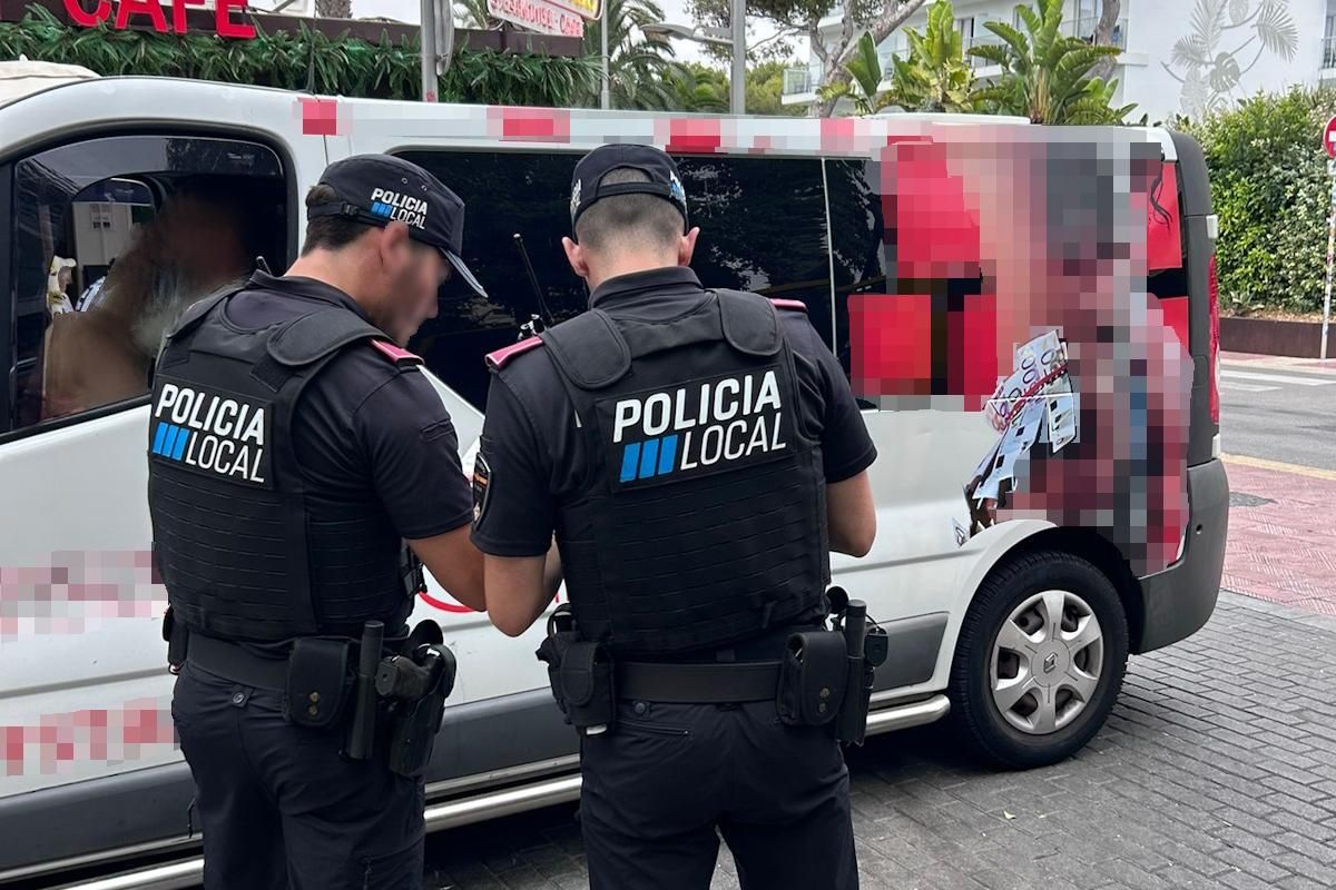Dos policías, junto a la furgoneta de la empresa.