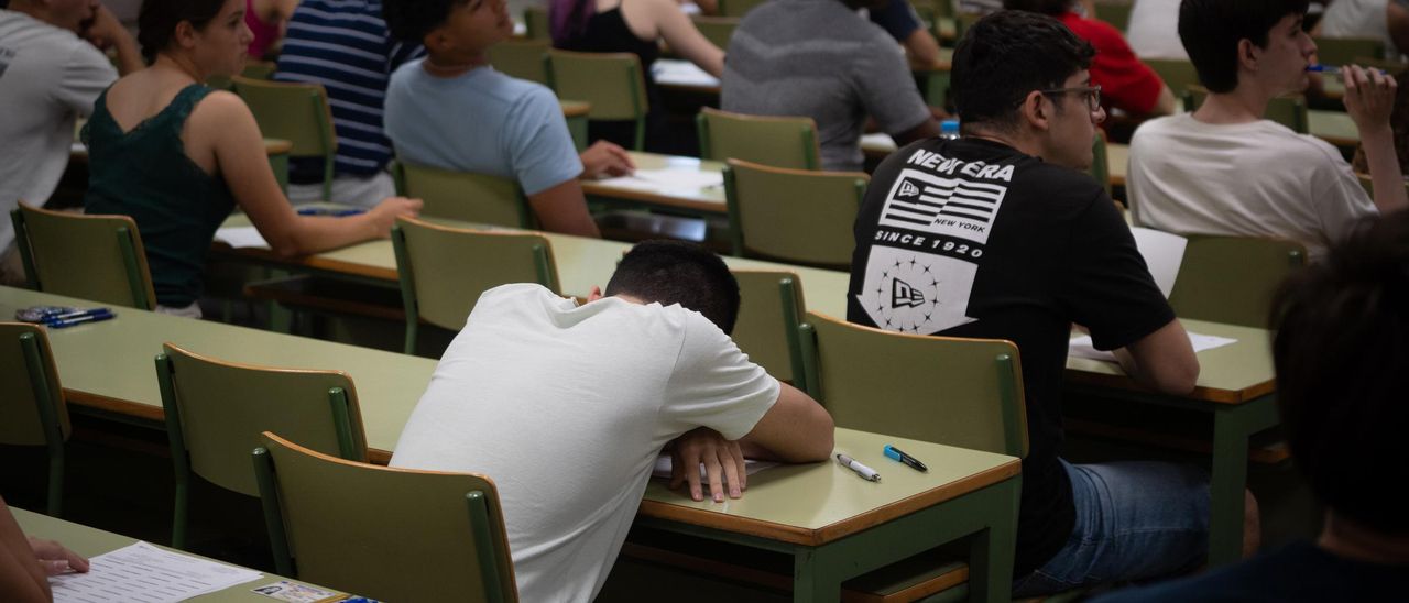 Varios alumnos en un aula durante el primer examen de la primera jornada de selectividad
