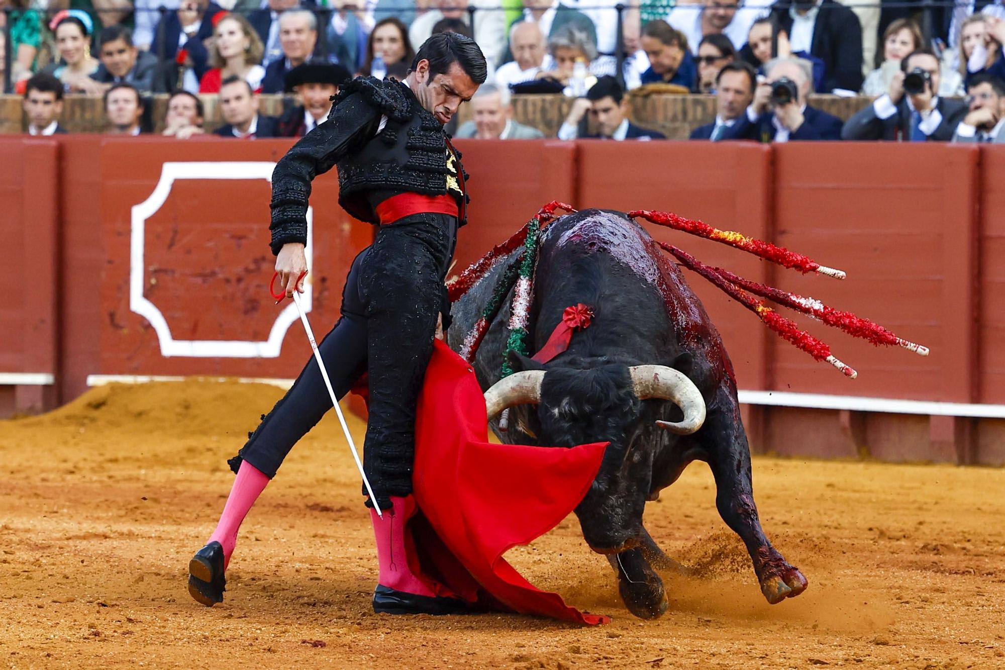 SEVILLA, 17/04/2024.- El diestro Emilio de Justo da un pase con la muleta al primero de los de su lote, durante el festejo de la Feria de Abril celebrado este jueves en La Real Maestranza de Sevilla, con toros de La Quinta. EFE/Julio Muñoz