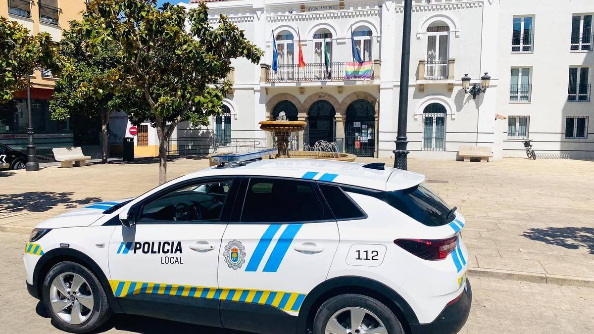 Un vehículo de la Policía Local, estacionado en la plaza frente al ayuntamiento.