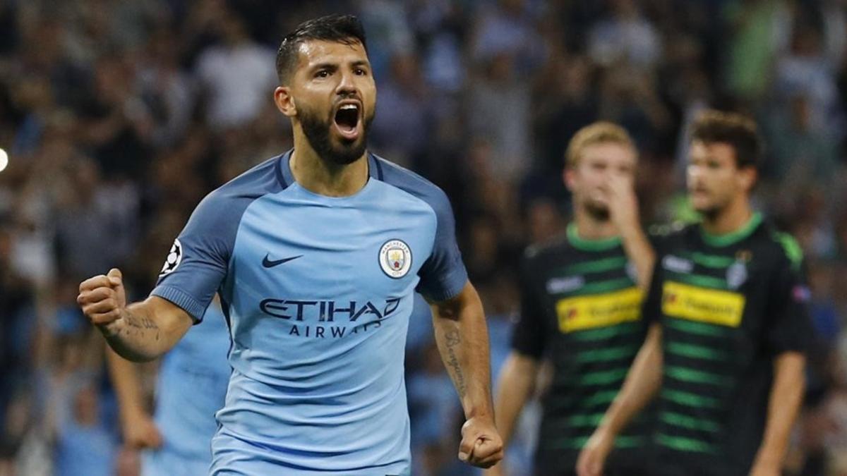 Agüero celebra uno de sus goles al Borussia Moenchengladbach.