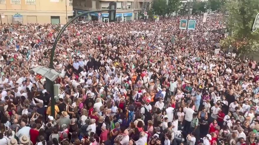 Ambientazo en la Romería de Murcia en su primera parada junto a la Iglesia del Carmen