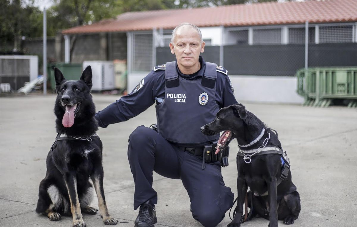 Julio Bejarano posa junto a los perros policiales.