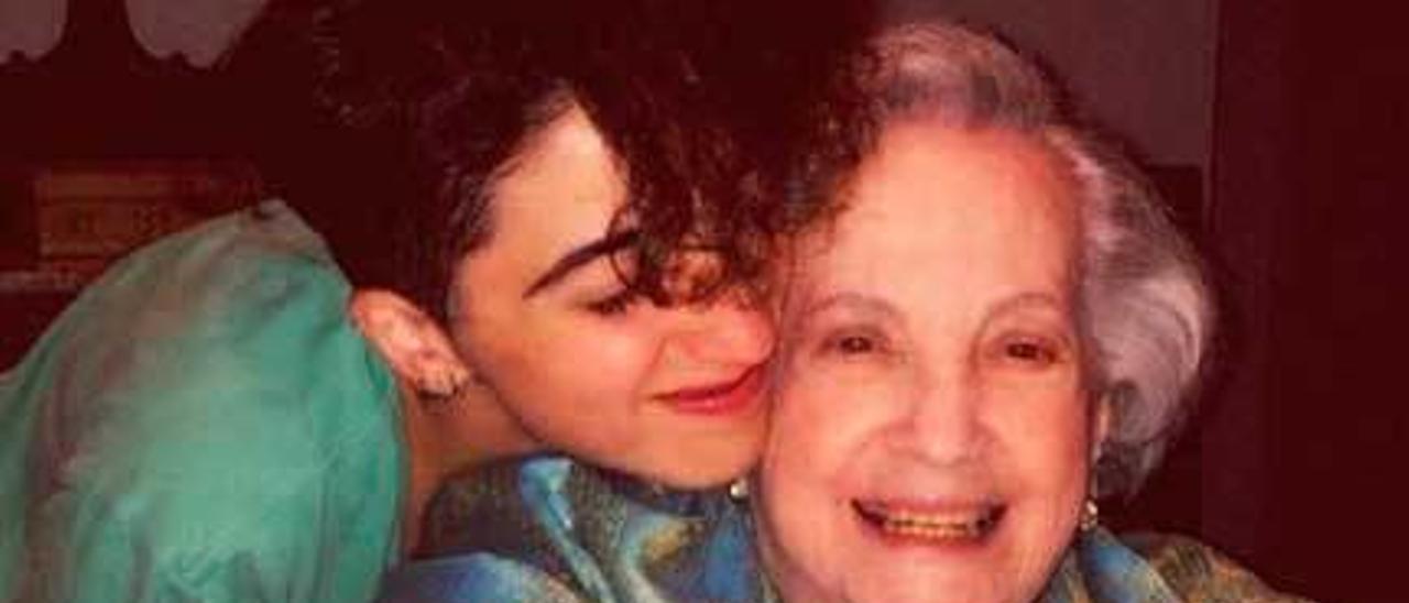 Emily Estefan abraza a su abuela Gloria Fajardo.