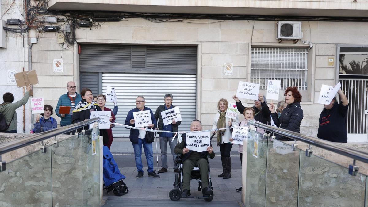 Los vecinos del Raval Roig han finalizado su protesta por la falta de accesibilidad en el ascensor averiado