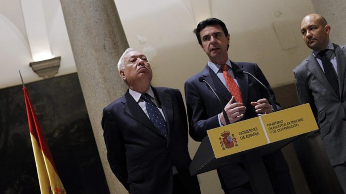 El ministro de Industria, José Manuel Soria, acompañado por el titular de Exteriores, José Manuel García Margallo (izquierda) y por el secretario de Estado de Comercio, Jaime García Legaz, el lunes.