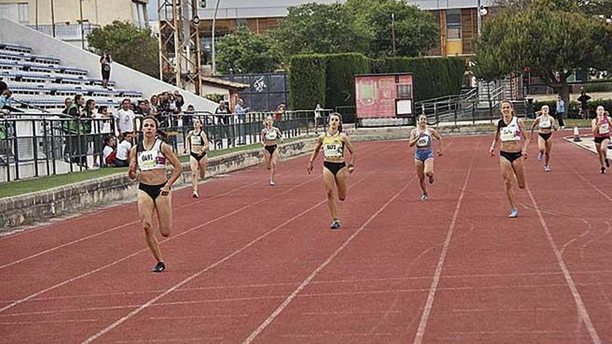 Esperanza Cladera en la recta final de su carrera.