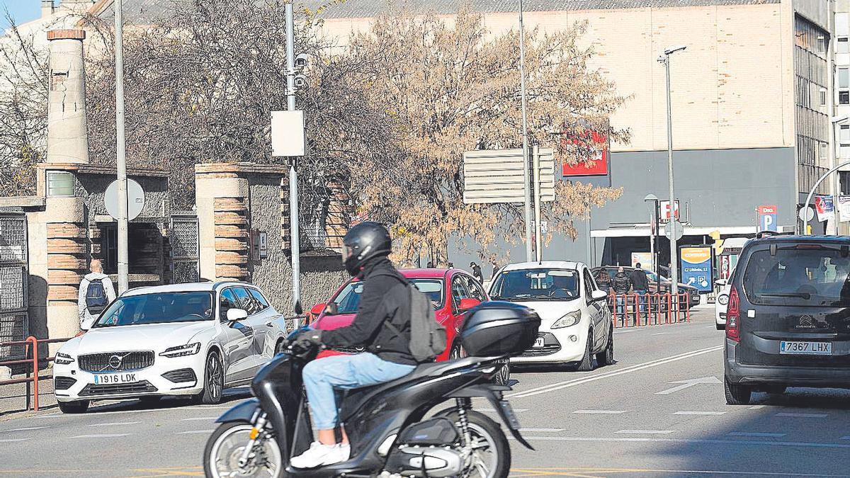 Vehicles a la cruïlla que està controlada amb càmeres perquè ningú se salti el semàfor.