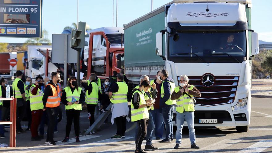 Croem y sindicatos intentan desencallar la negociación en el transporte de mercancías