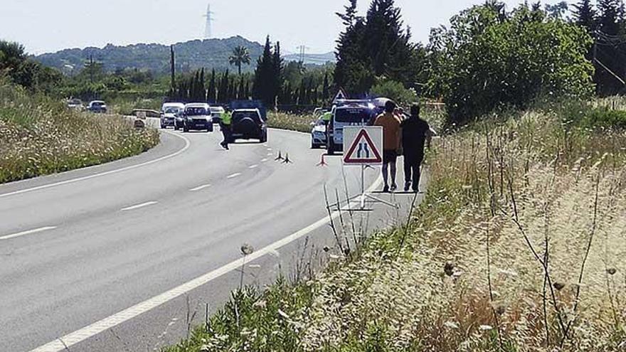 Agentes de la Guardia Civil realizan una inspección en el lugar donde se produjo el accidente.