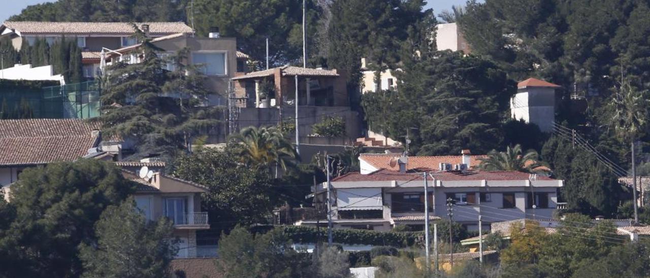 Viviendas de la urbanización El Respirall rodeadas de masa forestal.