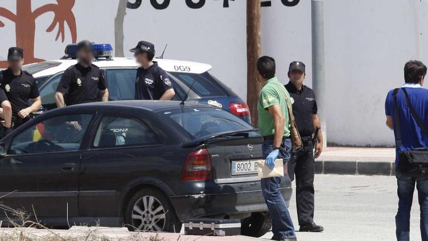 Agentes de la Policía Nacional en la puerta del desguace.