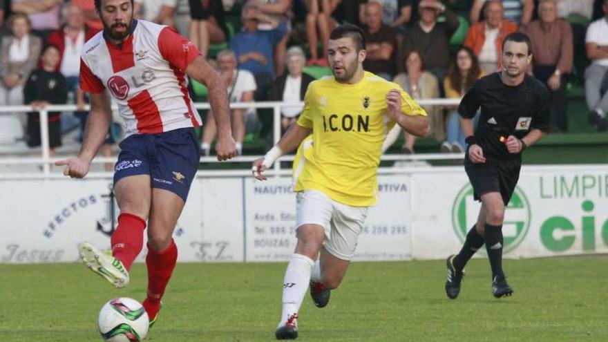 El alondrista Álex Gómez golpea el balón en la final de la Copa Diputación. // José Lores