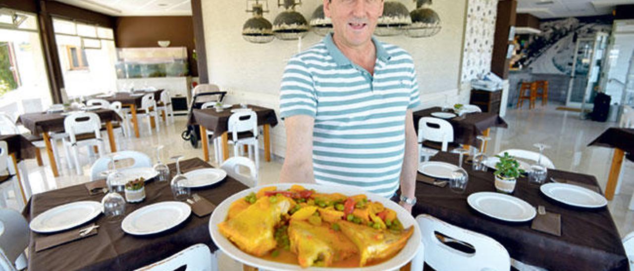 Miro, del restaurante Miro de Portonovo, con un guiso de raya. // Gustavo Santos