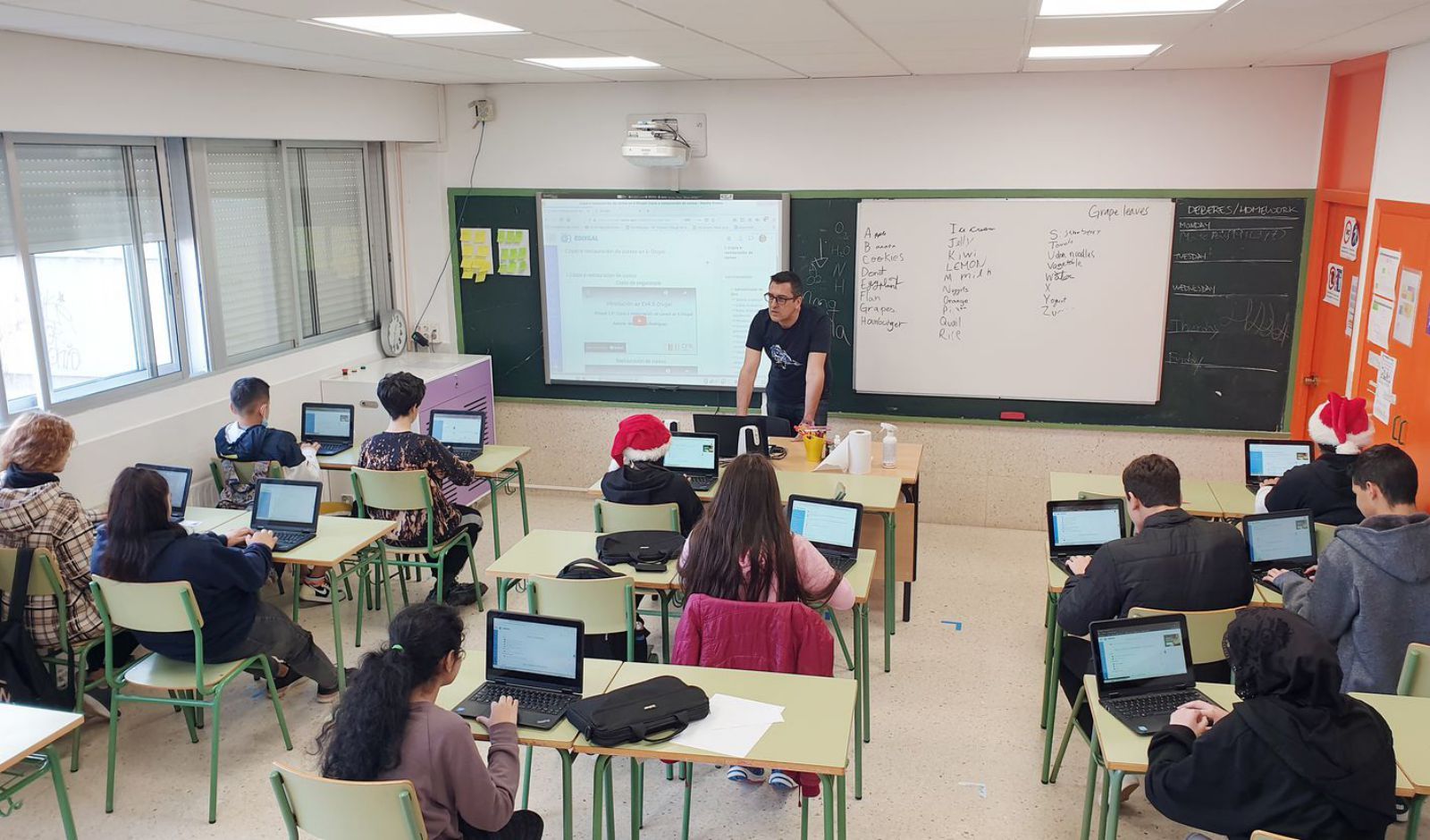 Una clase en el IES de Teis solo con ordenadores, sin libros de texto