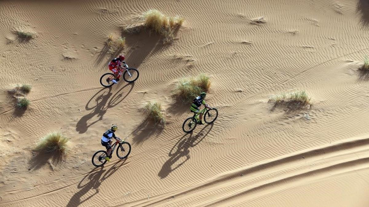 Imagen de un momento de la prueba ciclista de la Titan Desert