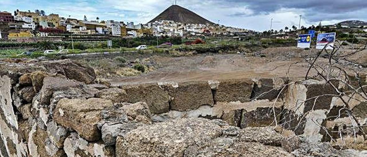 Vista de los terrenos en los que irá la estación de servicio, con el centro de Gáldar en el horizonte.