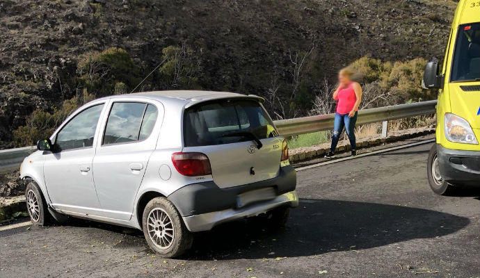 Un coche cae por un desnivel en la GC-75