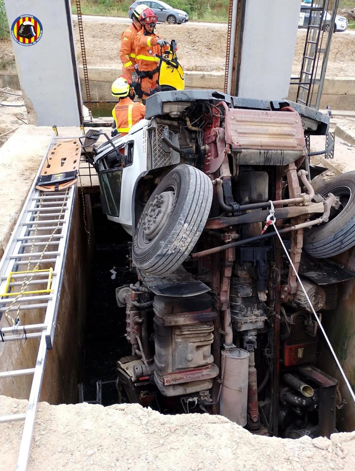 El camión ha quedado encajadoen el ramal de riego.